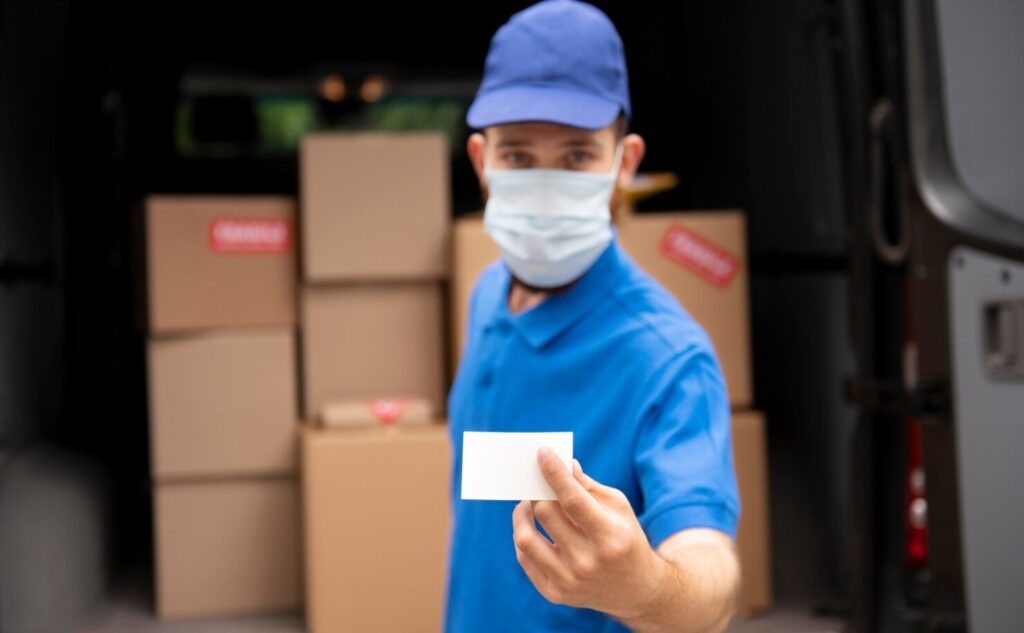 medium-shot-delivery-man-with-mask_23-2149035861